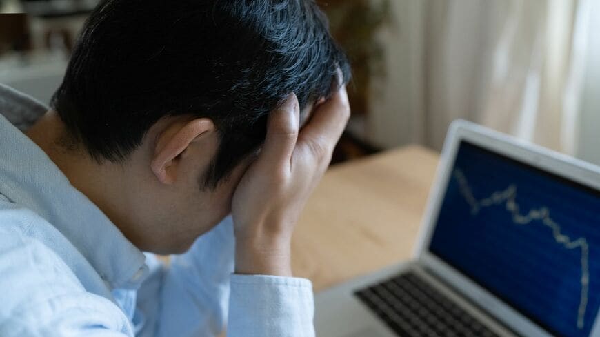 株価が暴落する時のために知っておきたい、3つの指標とは？（写真：nonpii／PIXTA）
