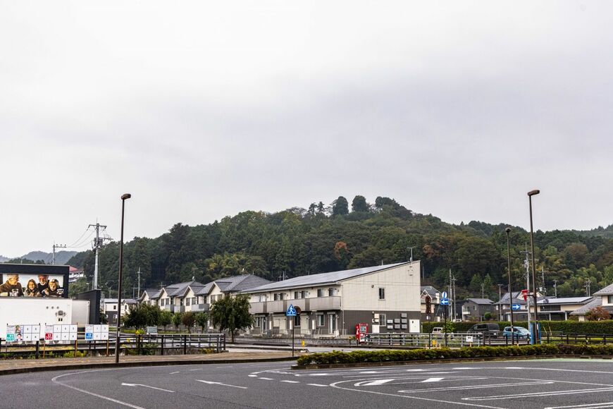 新鹿沼駅の西側。東西にかかる跨線橋を渡った先にロータリー（撮影：鼠入昌史）