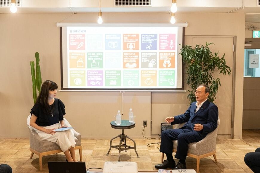 岡本氏が主宰する「世界最高の話し方の学校」に菅義偉前首相が特別講師として登壇し、岡本氏によるインタビューが行われた（2022年6月10日実施、写真：筆者提供）