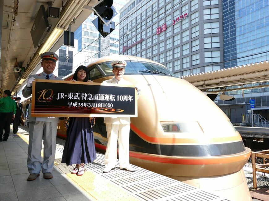 JR新宿駅で開催した特急直通運転10周年のセレモニー＝2016年3月18日（記者撮影）