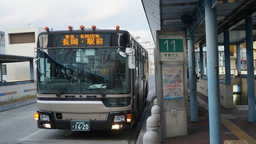 岡山駅東口バスターミナルに停車中の宇野バス（筆者撮影）