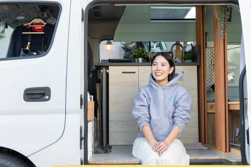 バンライフを送る宮本さんと愛車（東洋経済オンライン編集部撮影）
