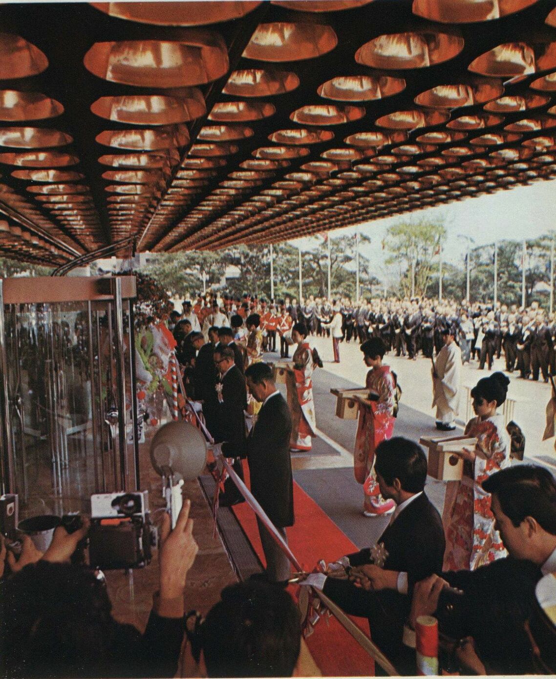 ホテルパシフィックの開業セレモニー＝1971年