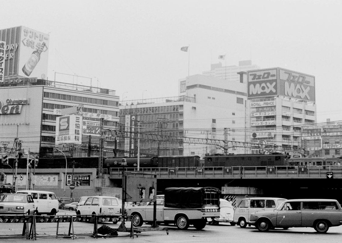 1975年の新宿駅大ガード。旧型電気機関車の牽く