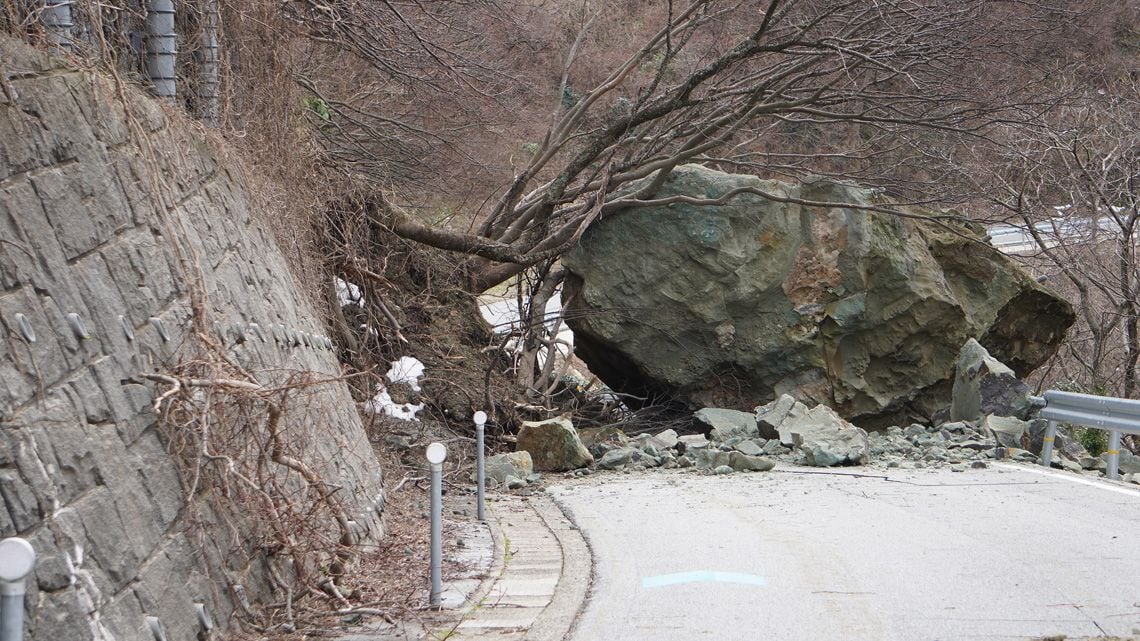 道路の岩