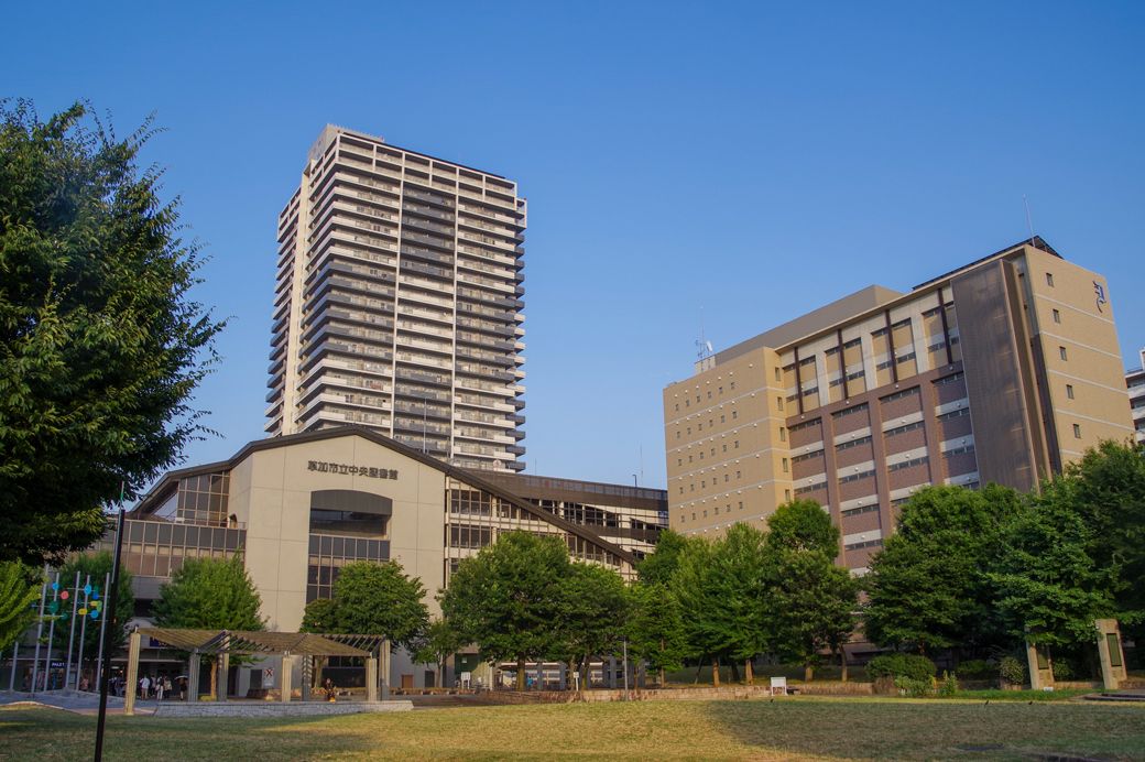 松原団地駅西口再開発で1999年に完成した高層賃貸マンションをはじめとする複合施設「ハーモネスタワー松原」（筆者撮影）