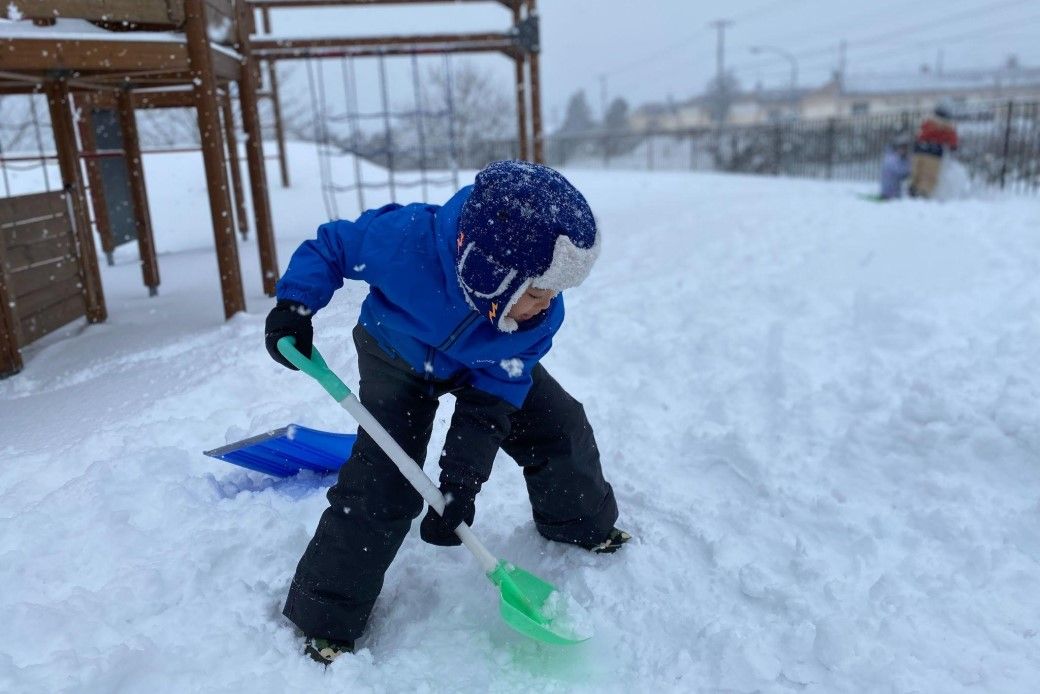 初めての雪遊びを楽しむ圭君（写真：佐藤綾子さん提供）