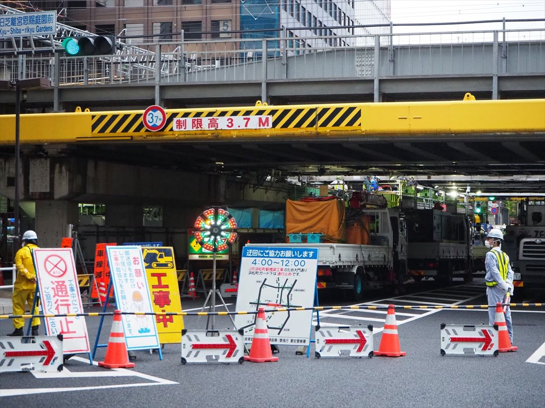 工事のため架道橋のかかる大門通りは一時通行止めに（記者撮影）