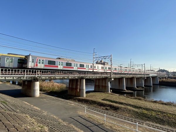 東横線は駅を出てすぐの下り方向で鶴見川鉄橋を渡る（写真：筆者撮影）