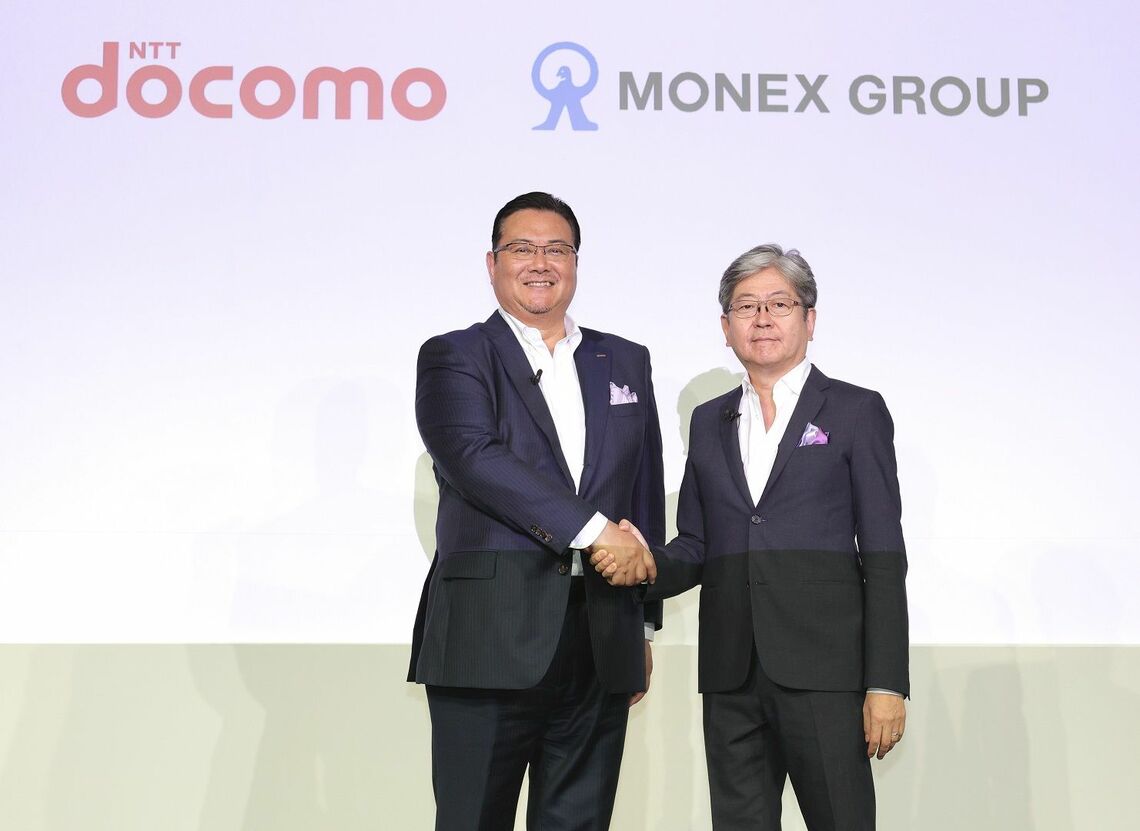 資本提携の会見に臨んだNTTドコモの井伊基之社長とマネックスグループの松本大会長