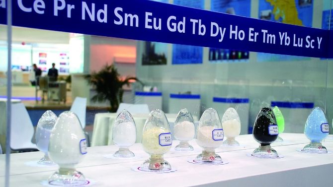 中国産の希少金属の密輸出は、規制対象外の合金に混入させる手口などを使っているとされる。写真は中国産レアアースのサンプル展示(中国のレアアース大手、盛和資源控股のウェブサイトより)
