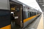 博多南駅での折り返し時間には車内清掃が行われる。