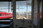 前に運転士がいない反対側のほうが