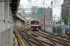 1階のホームに入線する大師線の電車