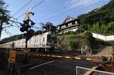 山と海と近く線路を敷設する空間的な余裕がないので、東海道本線の列車は清見寺の山門と境内を分断するように走る（筆者撮影）