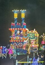 ディズニーランドのエレクトリカルパレード（写真：2001年12月17日、尾形文繁撮影）