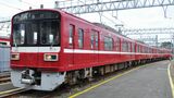 京急電鉄1500形。いまや赤い車体に白い細帯の塗装はこの形式のみだ（記者撮影）