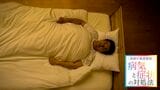 「睡眠中に起き上がって徘徊したり、奇声を上げたり」は認知症のサインかもしれません（写真：mits／PIXTA）