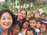 災害時に訪れたフィリピン・レイテ島の人々。この笑顔に友紀さんは逆に救われ、支援NGOブルードットをスタートさせた（写真提供：友紀さん）