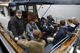 報道陣とともにボートでネス湖の調査に向かうマッケナ氏（左）（写真：Alan McKenna提供）