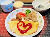 お子様オムライスプレート。奥にあるのはデザートのプリンだ（筆者撮影）