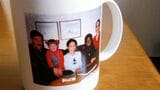 牧野紗弥さんが14歳のとき、カナダでホームステイをしたときの写真。「養子」のあり方に触れて、考えるきっかけをくれた大好きなホストファミリーだそう。「写真をプリントしたマグカップは、今も宝物です」（写真：Domani）