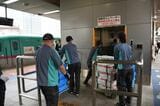 エレベータで階下に運ぶ（記者撮影）