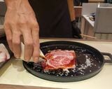 スタッフが目の前で肉を焼く