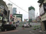 東急プラザの工事現場越しに渋谷駅方面。右側の建物が東急東横線跡地に建つ渋谷ストリーム（筆者撮影）