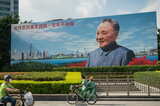 鄧小平による改革開放政策の幕開けとともに、近代で2回目の「日本ブーム」が始まった。写真は広東省深圳市の広場に掲げられた鄧小平の肖像画（写真：ブルームバーグ）