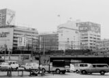 1975年の新宿駅大ガード。旧型電気機関車の牽く貨物列車が走る（筆者撮影）