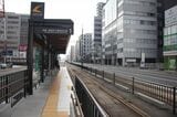 併用軌道上の東宿郷停留場。交差点を挟んで上下のホームを配置しているため反対側の軌道にホームが見えない（筆者撮影）