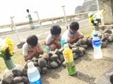 慰霊碑に手を合わせる子どもたち（画像提供：片野田隆紀）