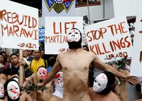 フィリピンの学生が全裸で疾走したワケ ドゥテルテ大統領の残虐行為に抗議