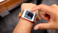 「腕時計型デバイス」はけっこう使えるかも デザインは野暮ったいけどハイテクなガジェット