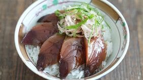スーパーの安い初ガツオが劇的にうまくなる！ 江戸時代の定番だった"意外な調味料"で作る｢絶品漬け丼｣の超簡単なコツ
