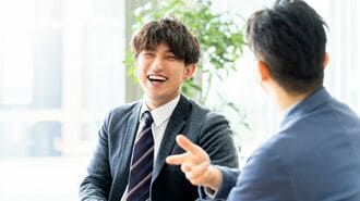 談笑する2人のビジネスマン