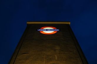 ロンドン地下鉄､週末限定で終夜運行を開始