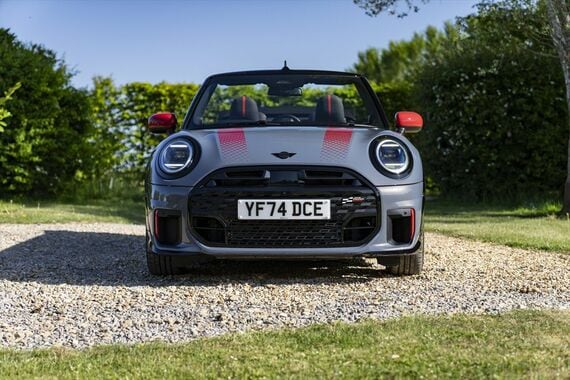 ヘッドランプの光源はLEDだが丸型を使って“伝統”を強調(写真:MINI)
