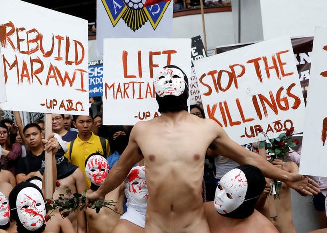 フィリピンの学生が全裸で疾走したワケ
