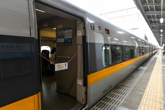博多南駅での折り返し時間には車内清掃が行われる。