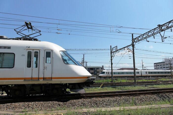 大阪寄りの先頭にはパンタグラフ