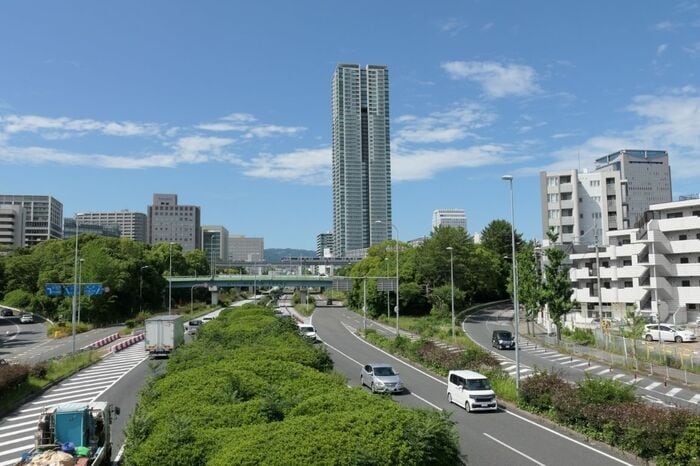 南北に走る新御堂筋。タワーマンションの付近に