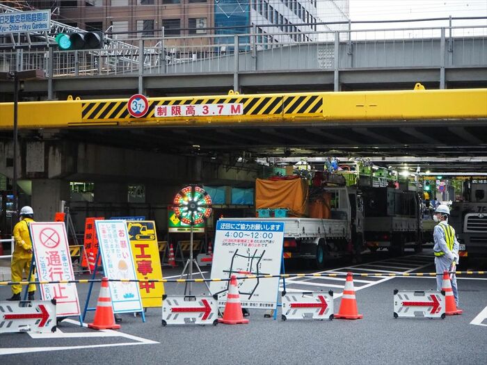 工事のため架道橋のかかる大門通りは一時通行止めに