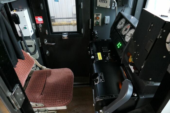 9000系の運転席