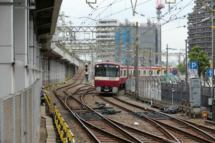 1階のホームに入線する大師線の電車