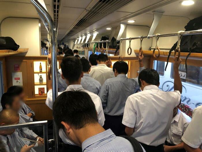 湯前6時29分発の人吉温泉行きは高校生で大混雑