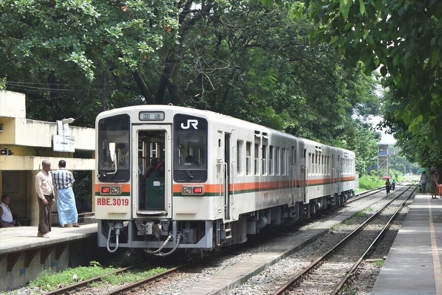 ヤンゴン環状線を走る元JR東海のキハ11形気動車と、ホームが高床化された駅（筆者撮影）