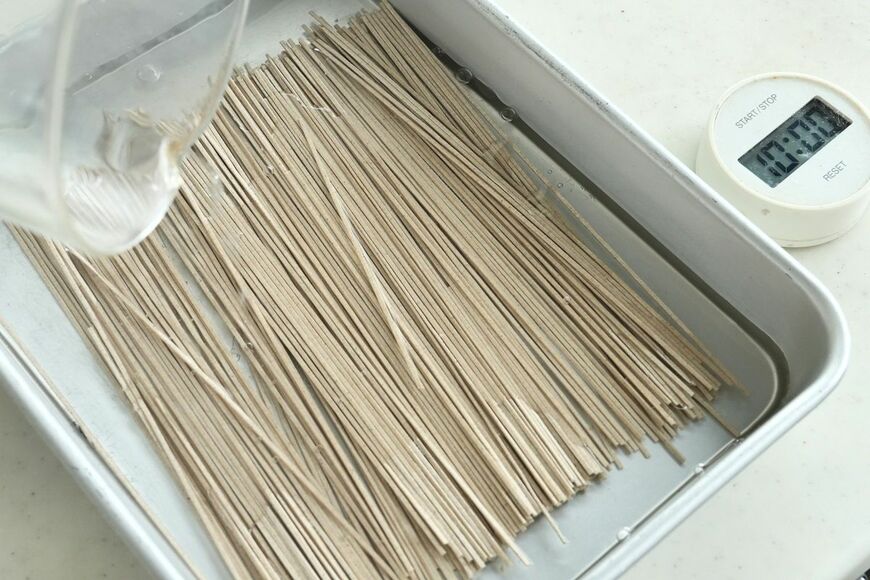 今回は干しそば160gに対して、300mlの水を注ぎました