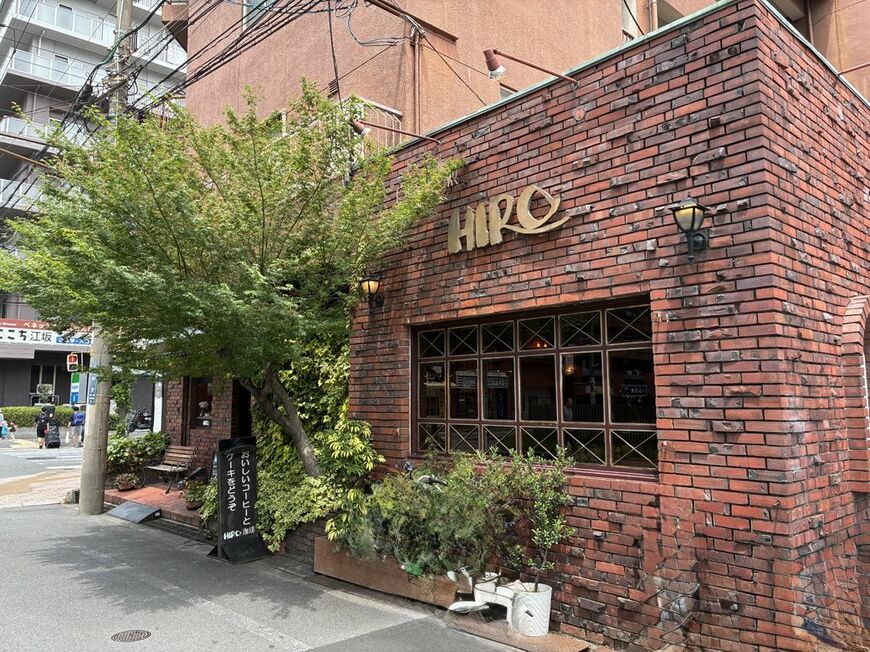 レンガ造りの壁面に、蔦と紅葉の緑が映える外観 